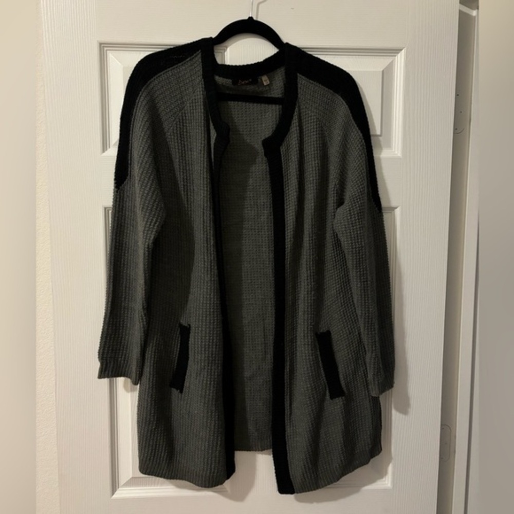 DEX Grey & Black cardigan. Front pockets. Size L
Measurements  in photos.